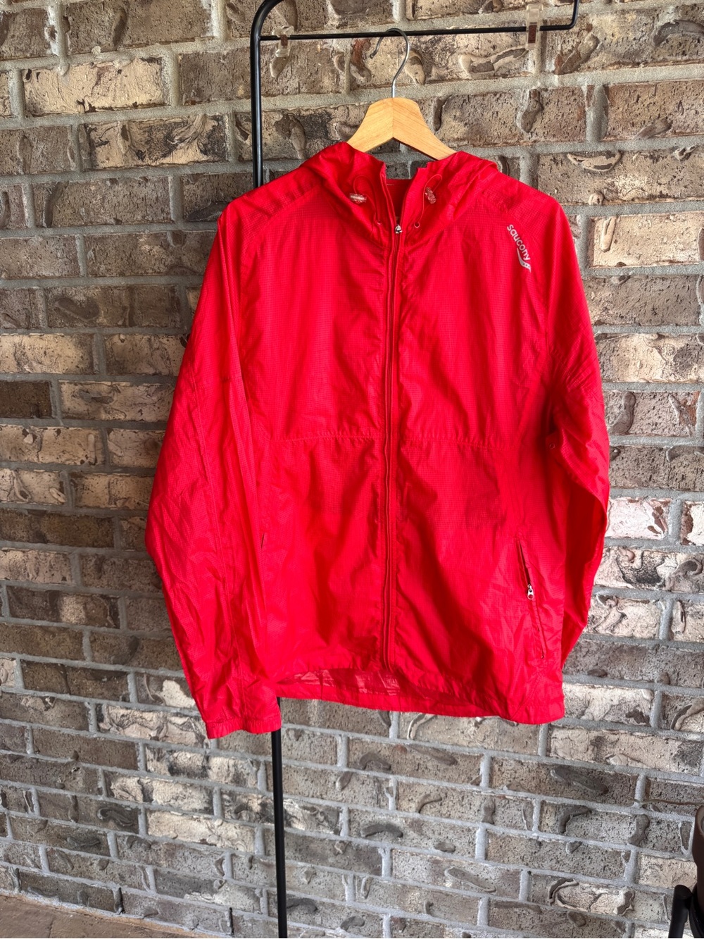 Saucony Men’s L Red Lightweight Running Windbreaker Hooded Jacket 80865
